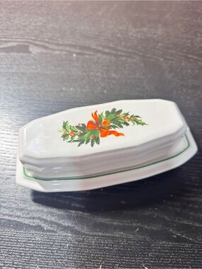 Christmas Heritage by PFALTZGRAFF  1/4 Lb Covered Butter Dish  Holly & Ribbon